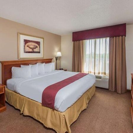 Seasons Inn & Suites Highland Екстериор снимка