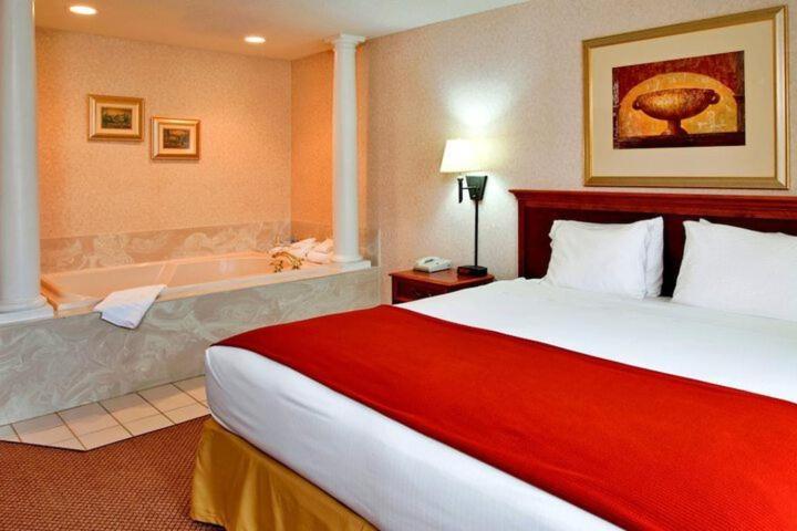 Seasons Inn & Suites Highland Екстериор снимка