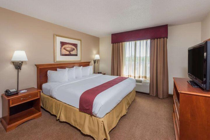 Seasons Inn & Suites Highland Екстериор снимка