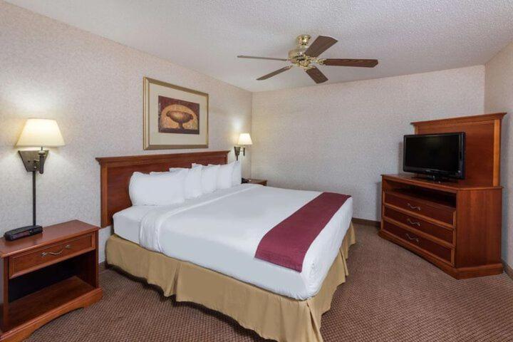 Seasons Inn & Suites Highland Екстериор снимка